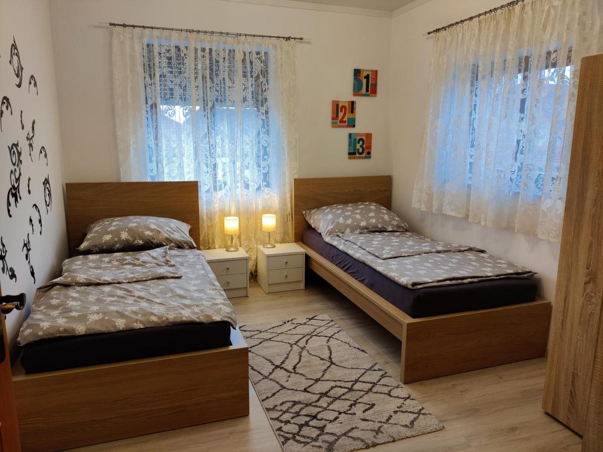Holiday Home In Quiet Beautiful Area With Two Separate, Modern, Furnished Apartments Deutsch-Wagram Luaran gambar