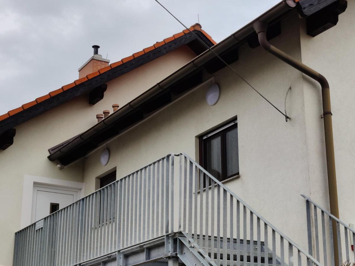 Holiday Home In Quiet Beautiful Area With Two Separate, Modern, Furnished Apartments Deutsch-Wagram Luaran gambar