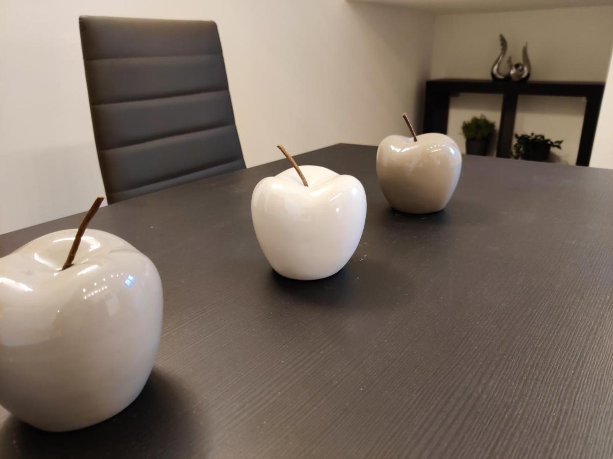 Holiday Home In Quiet Beautiful Area With Two Separate, Modern, Furnished Apartments Deutsch-Wagram Luaran gambar