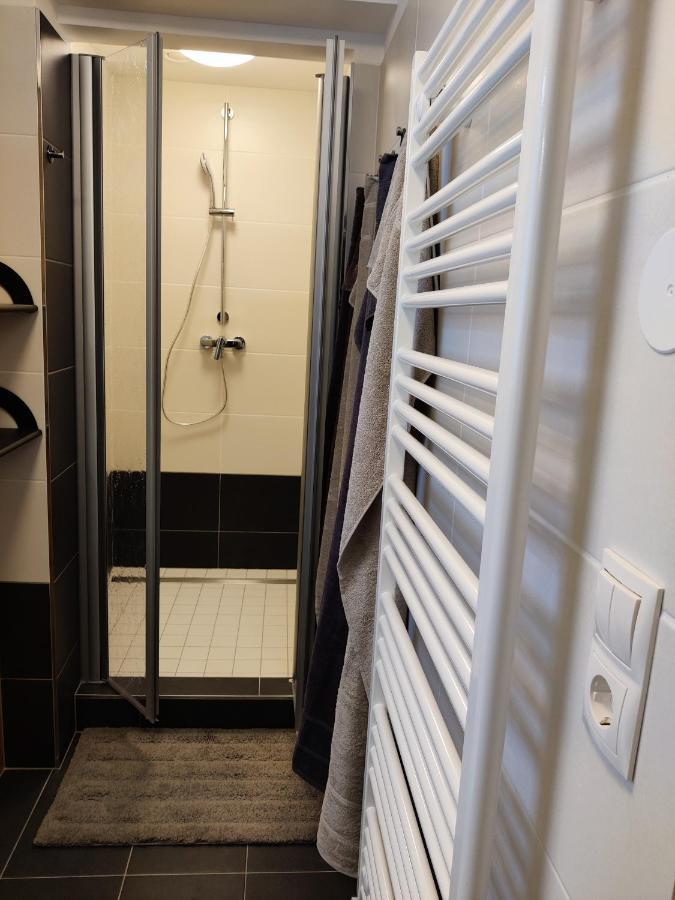 Holiday Home In Quiet Beautiful Area With Two Separate, Modern, Furnished Apartments Deutsch-Wagram Luaran gambar