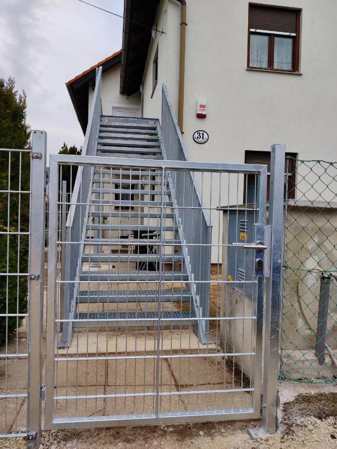Holiday Home In Quiet Beautiful Area With Two Separate, Modern, Furnished Apartments Deutsch-Wagram Luaran gambar