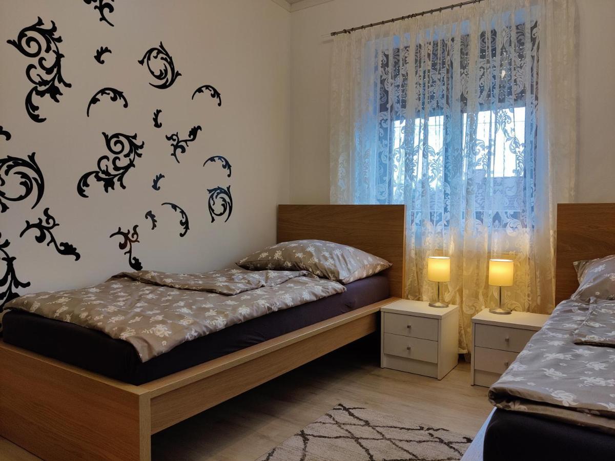 Holiday Home In Quiet Beautiful Area With Two Separate, Modern, Furnished Apartments Deutsch-Wagram Luaran gambar