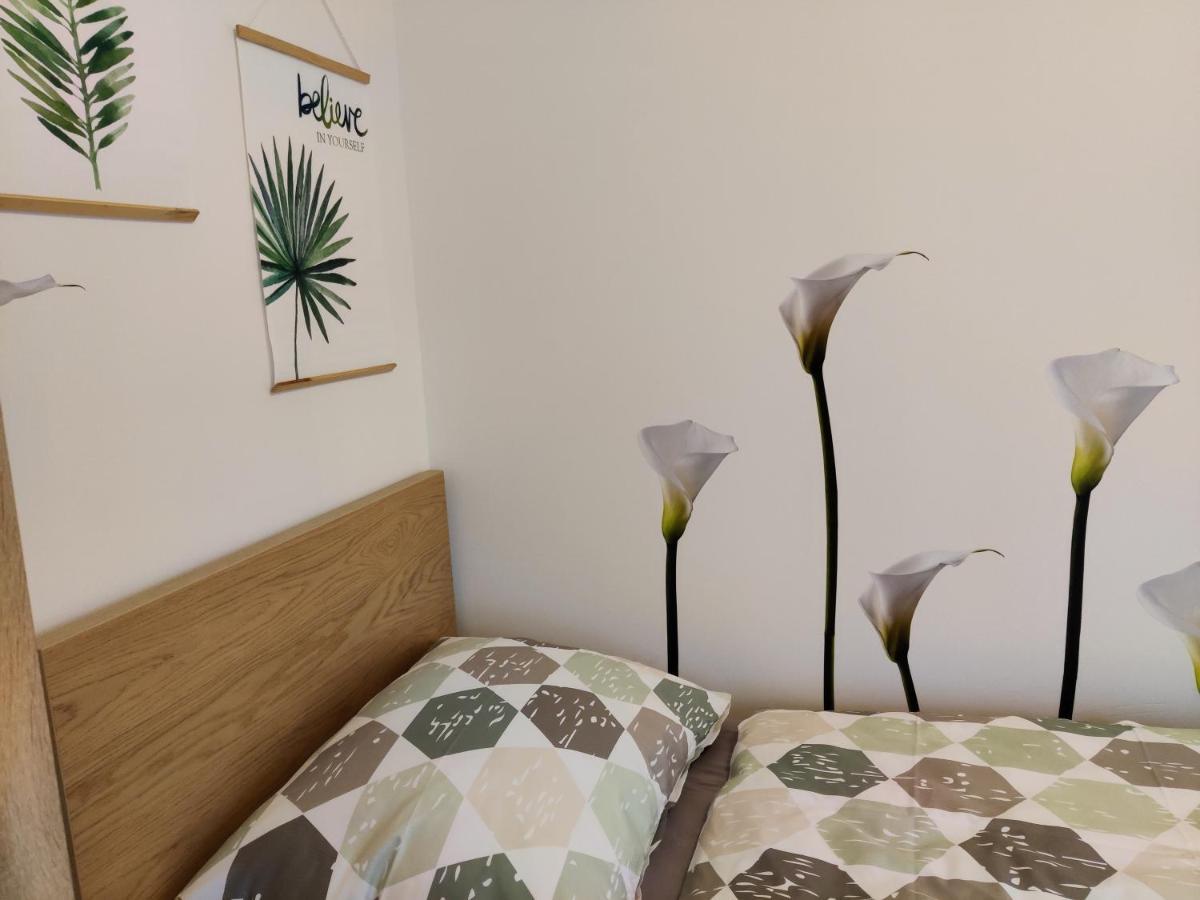 Holiday Home In Quiet Beautiful Area With Two Separate, Modern, Furnished Apartments Deutsch-Wagram Luaran gambar